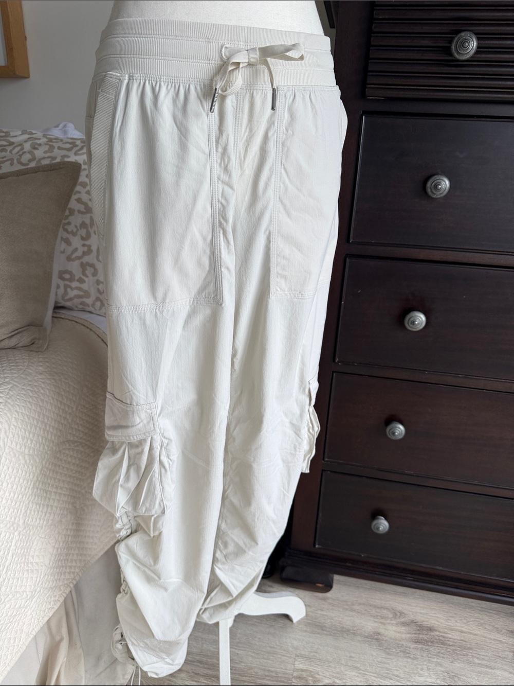 Lululemon Utility Cargo Pocket lightweight pull on pants - Size Small